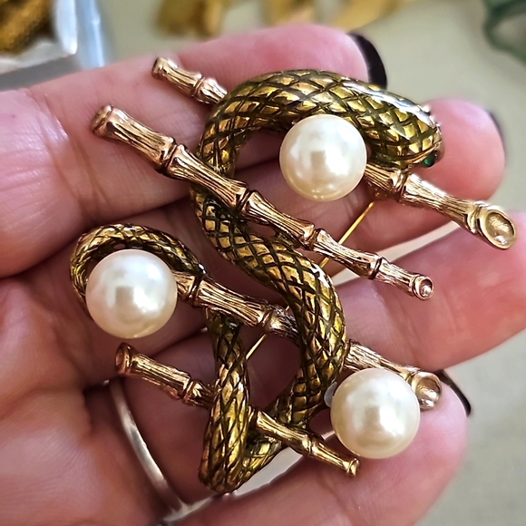 Bamboo Pearl Snake Brooch - Picture 3 of 4